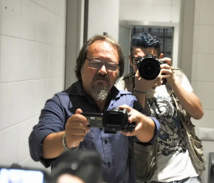 Mario Guarini durante le riprese di un videoclip musicale